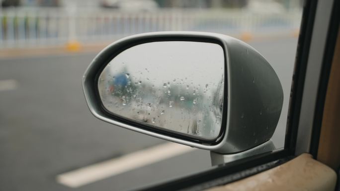 雨中后视镜里的汽车