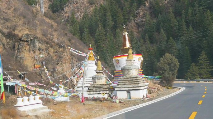 藏族地区沿途村寨六字真言白塔河流