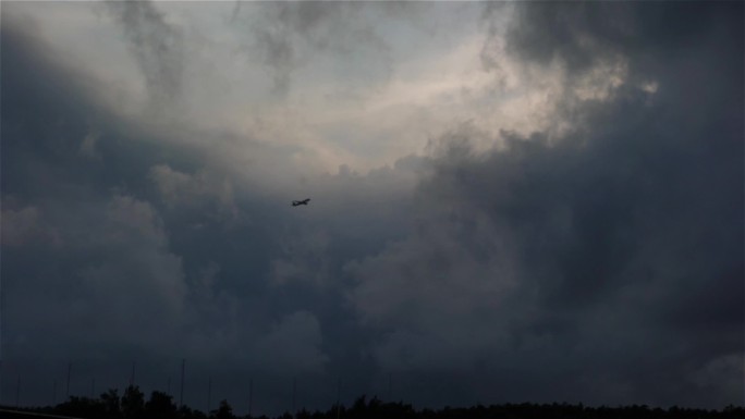 4K实拍飞机穿入乌云