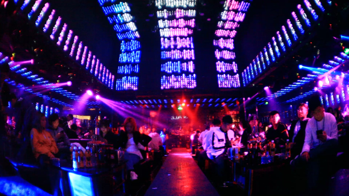 夜店内景和蹦迪人群