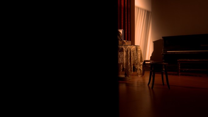 作曲家冼星海钢琴唱片机煤油灯桌子椅子