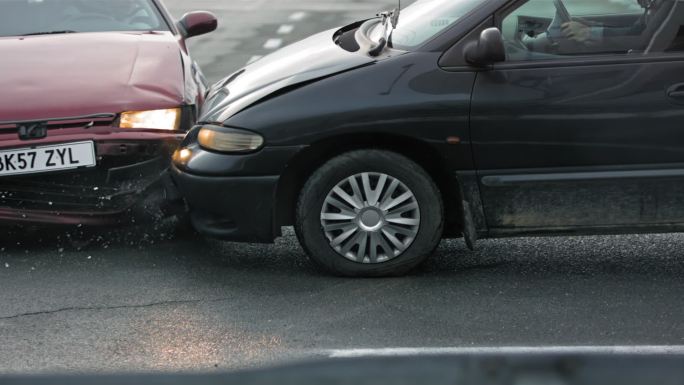 碰撞的车辆交通事故撞击驾驶