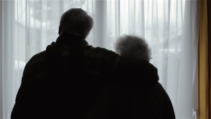 老夫妇在站窗边关爱老年人陪伴温情广告片