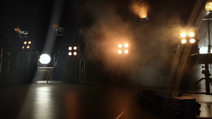音乐会舞台的特写视频和舞台上的照明设备。