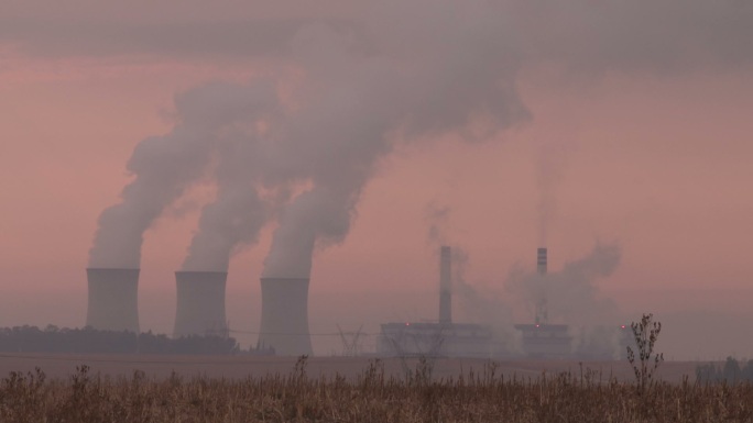 燃煤发电站，烟雾排放到大气中。