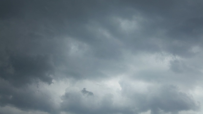 暴风雨的云在雨前移动