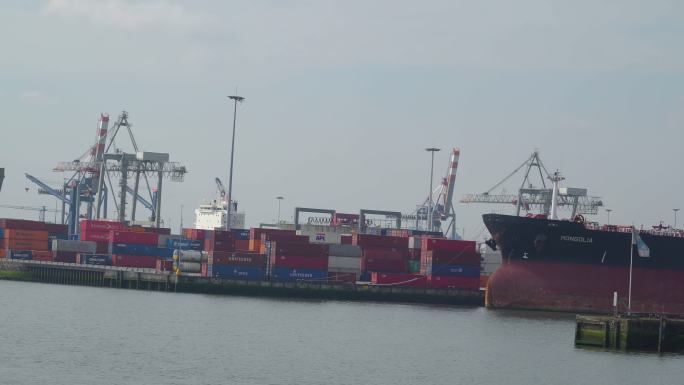 荷兰鹿特丹港的货箱