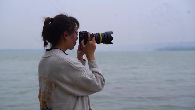 美女摄影师海边取景01