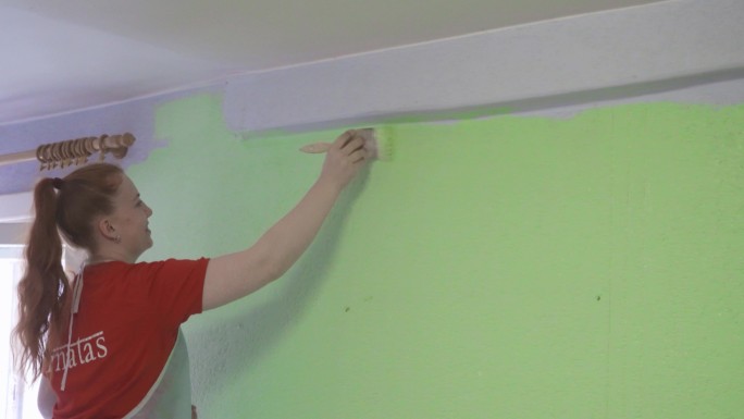 室内装修粉刷墙壁的工人