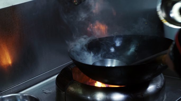 厨师用明火烹饪中国菜