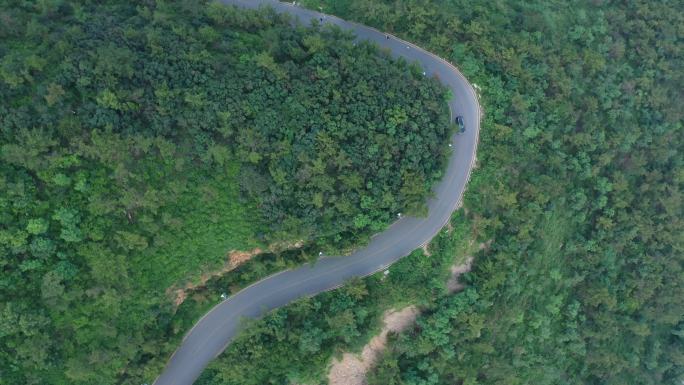 一辆黑色汽车行驶在盘山公路