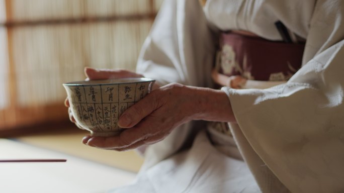 日本茶道主持人手中的一碗热气腾腾的茶