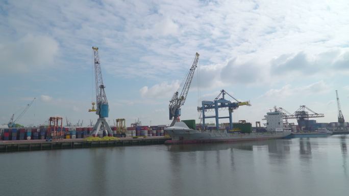 鹿特丹港口边上的大型起重机