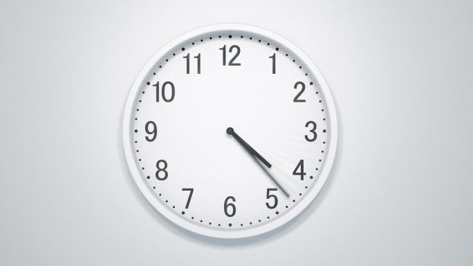 白色墙上的现代时钟的时间点。