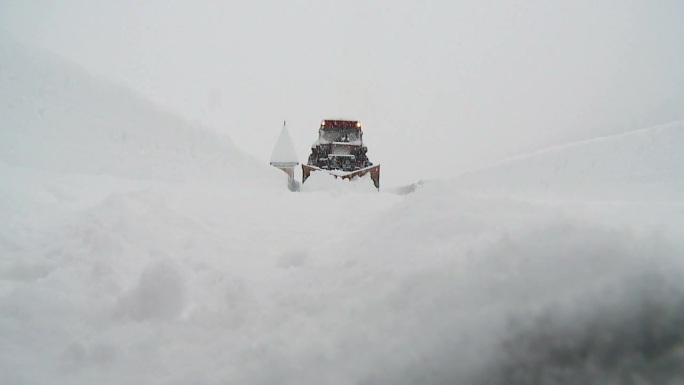 拖拉机用雪犁清扫积雪