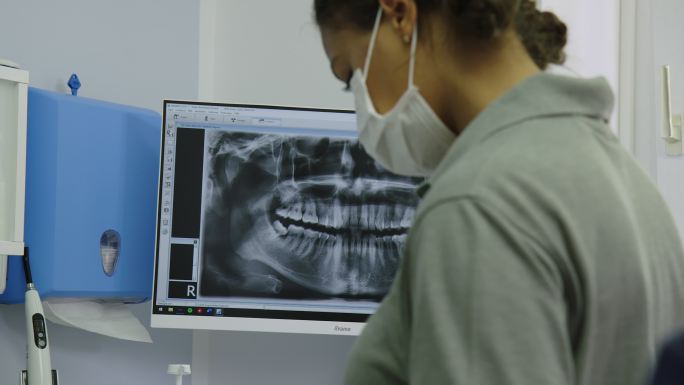 年轻牙科助理分析医用x光片