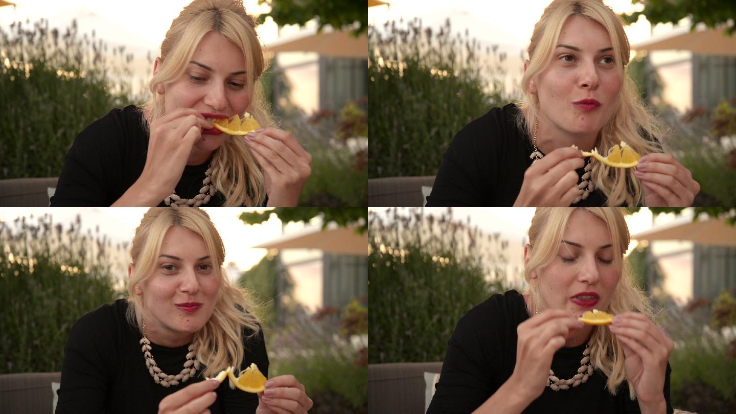 女子吃新鲜的桔子