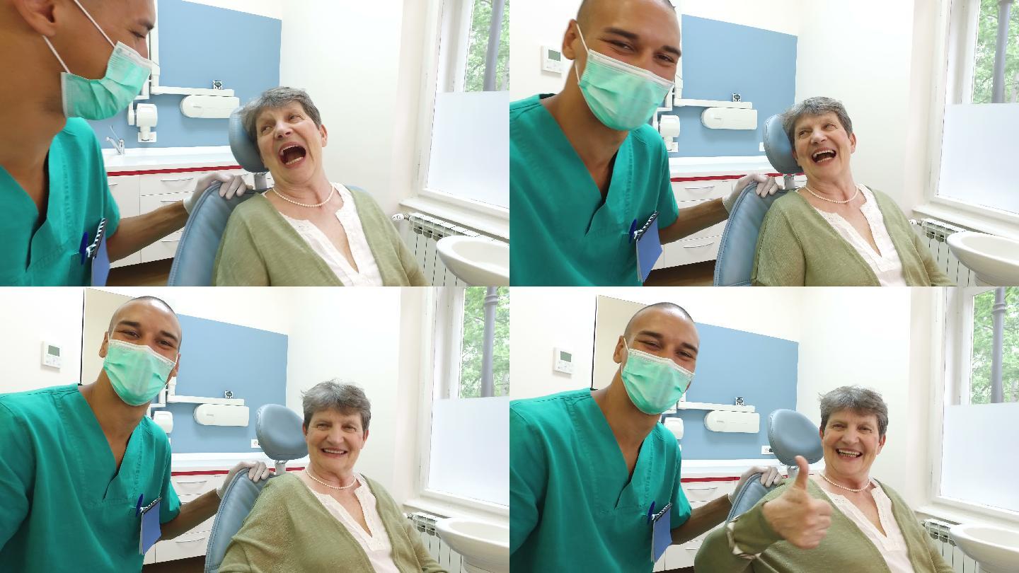 牙科医生检查老年女性患者