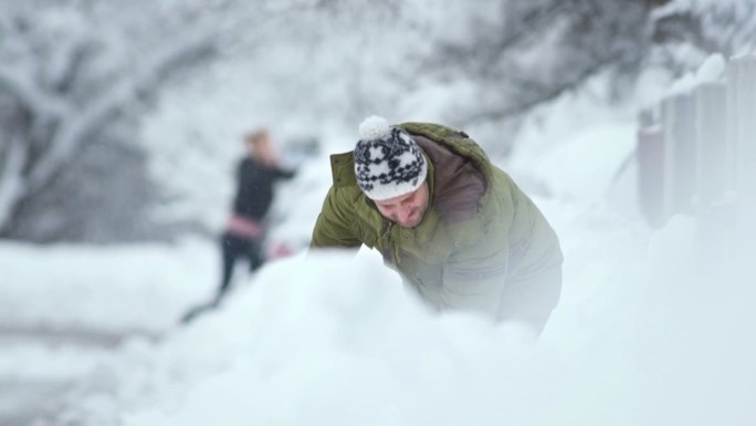 人们铲雪清洁自然挖掘