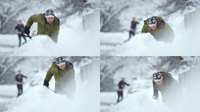 人们铲雪清洁自然挖掘