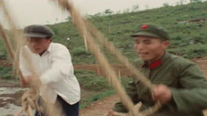 70年代解放军帮助群众劳动视频