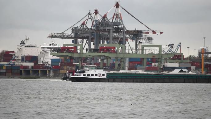 鹿特丹港通过起重机的船舶