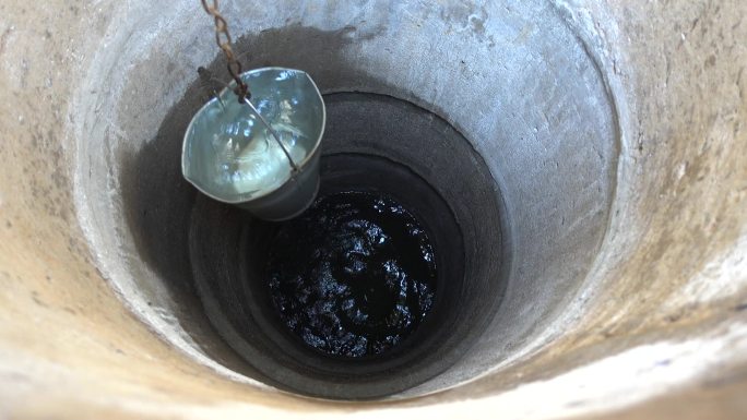 用水桶从井里取水