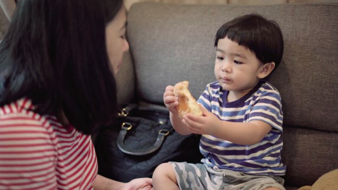 男孩和妈妈一起吃甜甜圈
