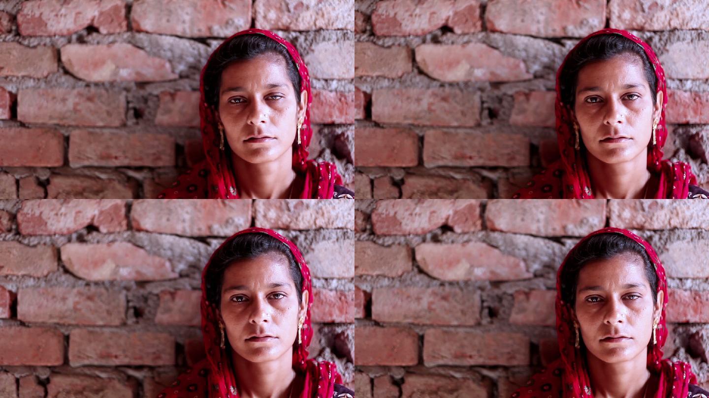 砖墙上前印度妇女孤独印度