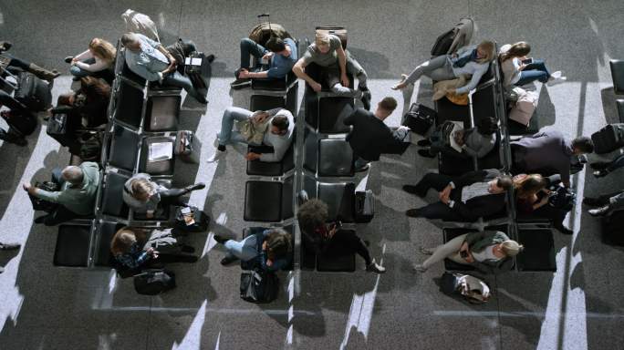 在机场等待登机的乘客