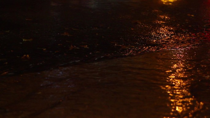 深夜 雨天 城市 路面 特写