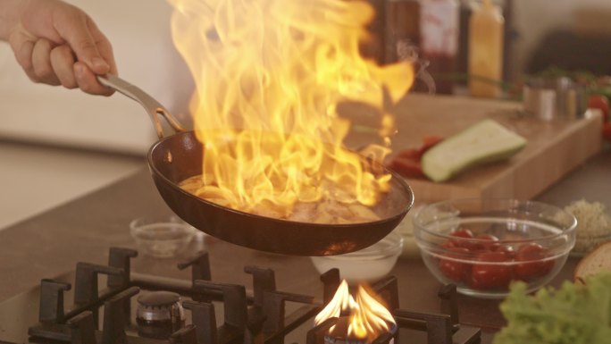 厨师用火做饭，烤蔬菜