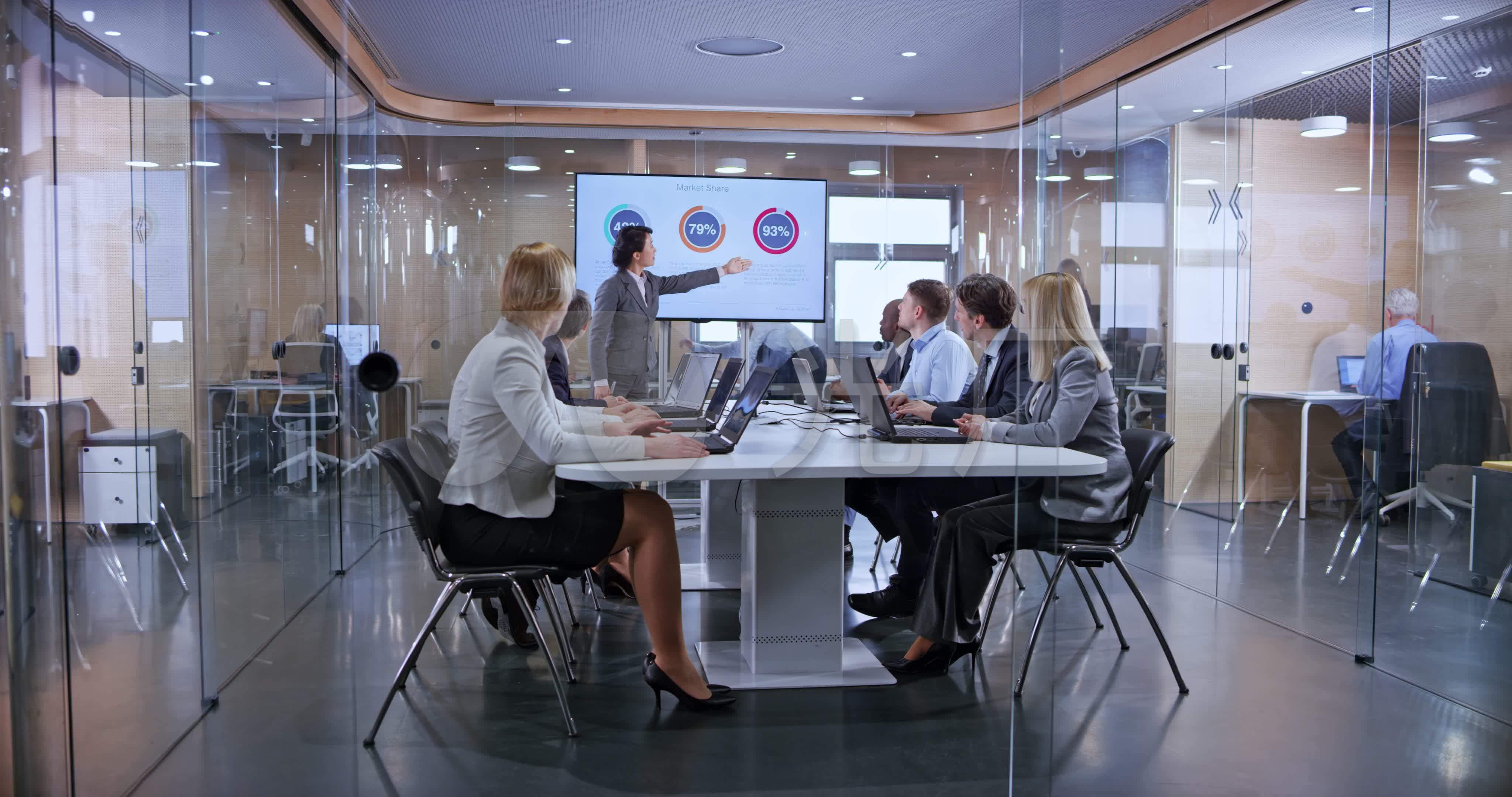 商人在玻璃会议室举行演讲