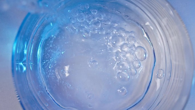 倒水纯净水玻璃杯水泡泡茶