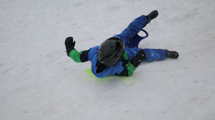 滑雪女儿大笑比赛