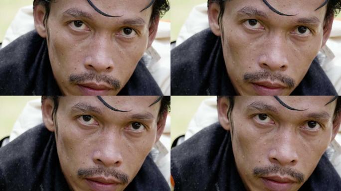 一个湿透全身的男人特写镜头