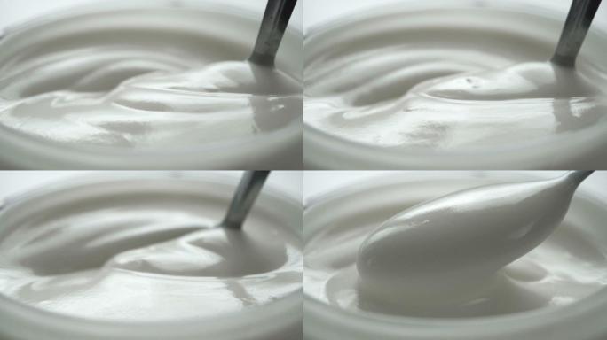 在杯子里用勺子搅拌酸奶的慢动作