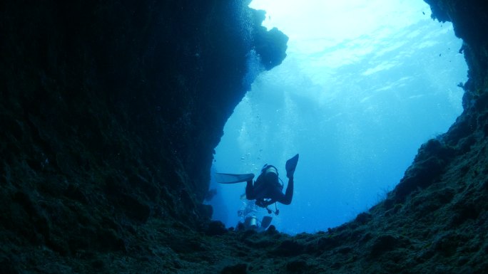 海底岩石大洞