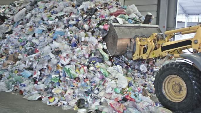 反铲装载机在回收塑料废料