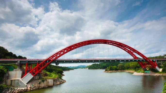 红色铁拱桥和白云延时