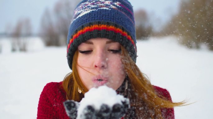 女孩在田野上吹雪