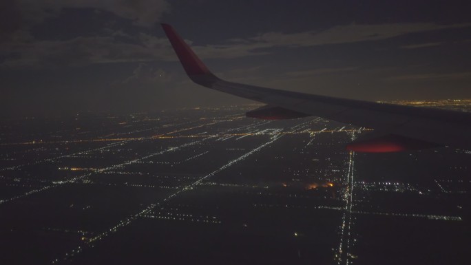夜间飞行中的机翼地平线美景机翼
