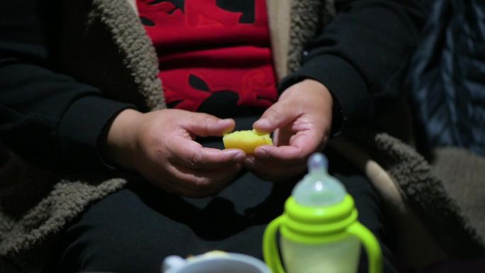 藏家妇女火炕吃早餐土豆喝汤