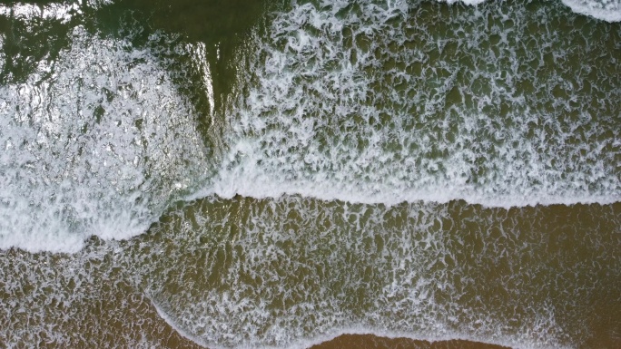 4K航拍俯视海浪拍打沙滩