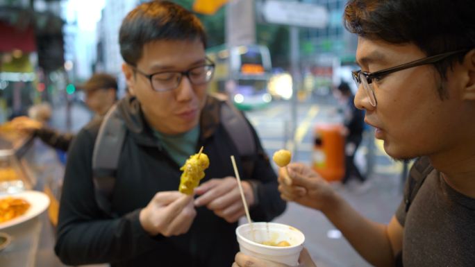 在香港和朋友一起吃街头食物鱼丸