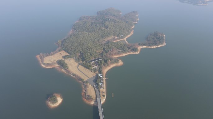 环绕航拍有大桥连接的四明湖小岛