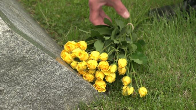 在坟墓上亲手放花