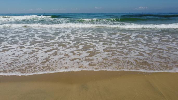 4K航拍大海海浪拍打沙滩，浪花铺满沙滩