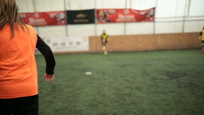 女子足球队在室内场地上训练