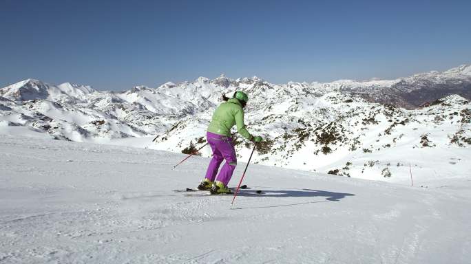 女子在滑雪道上滑雪